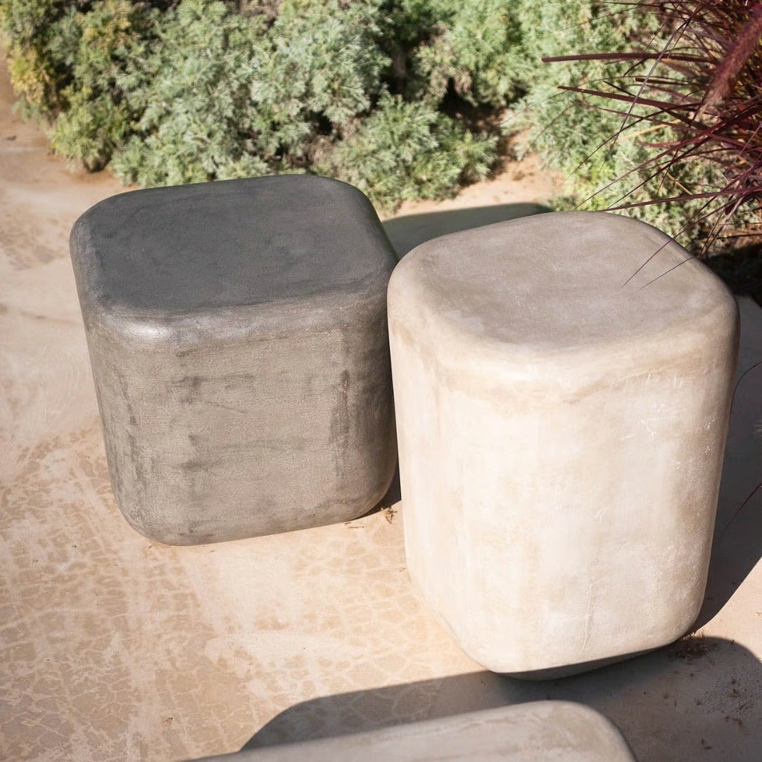 طاولات مصنوعة من الألياف الزجاجية