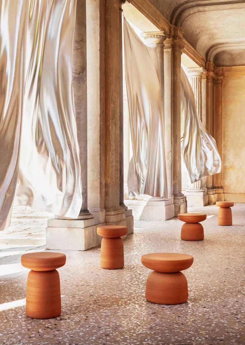 طاولات مصنوعة من الألياف الزجاجية