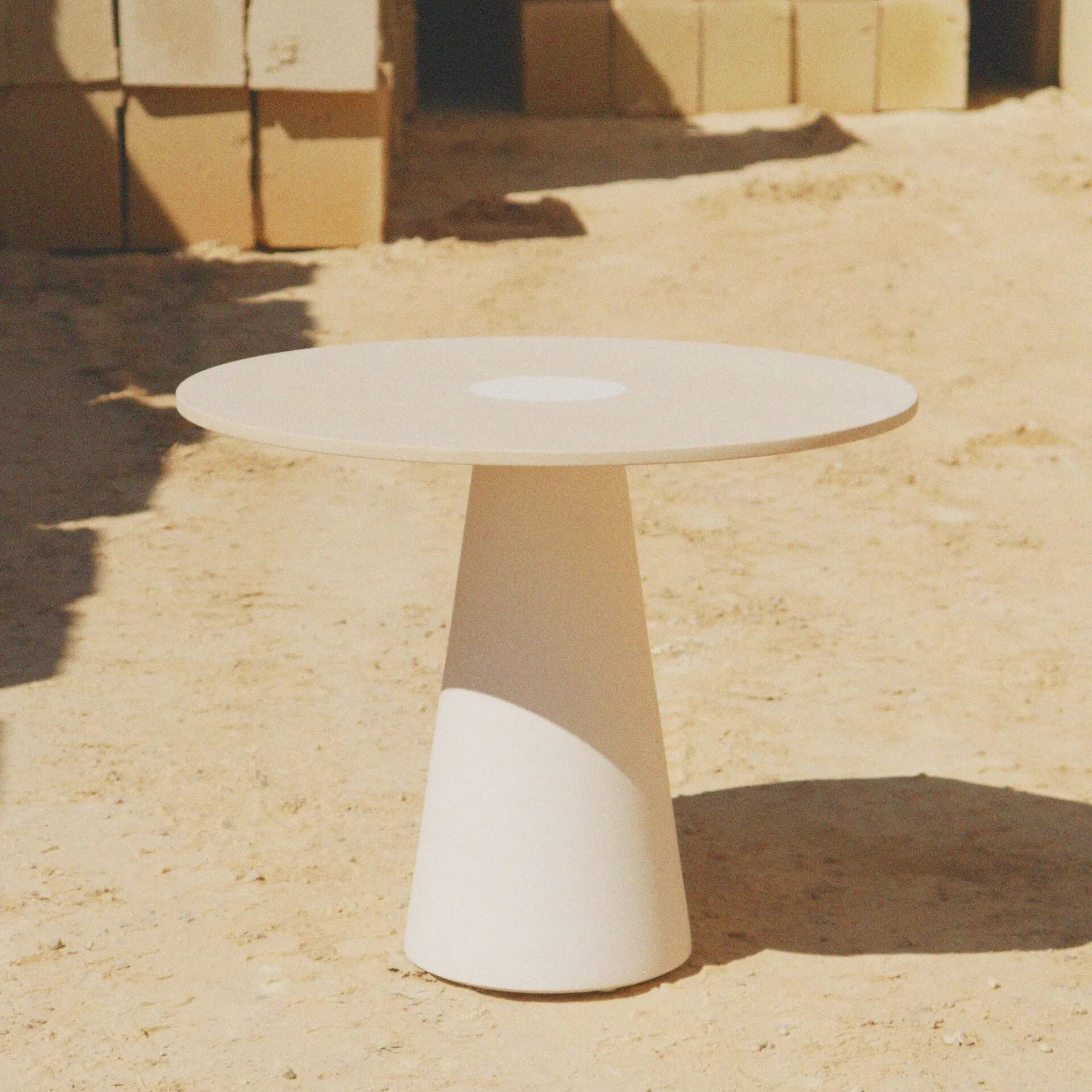 طاولات مصنوعة من الألياف الزجاجية