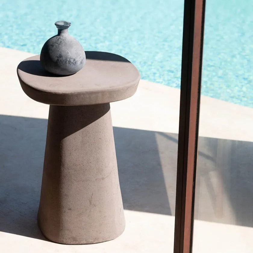 طاولات مصنوعة من الألياف الزجاجية