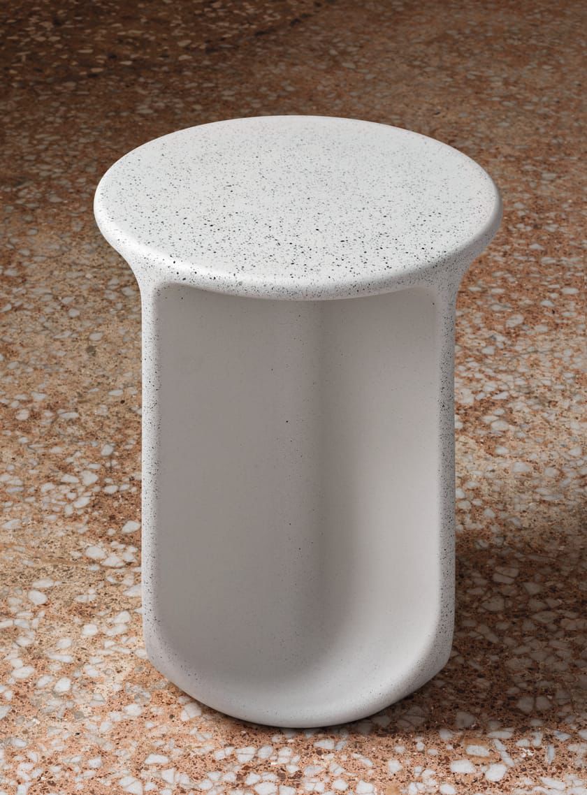 طاولات مصنوعة من الألياف الزجاجية